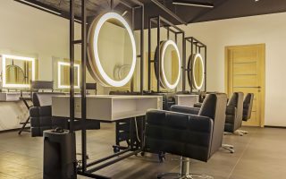 Décoration de salon de coiffure pour un espace tendance et accueillant