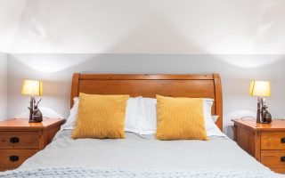 Tête de lit et chevet pour une chambre harmonieuse