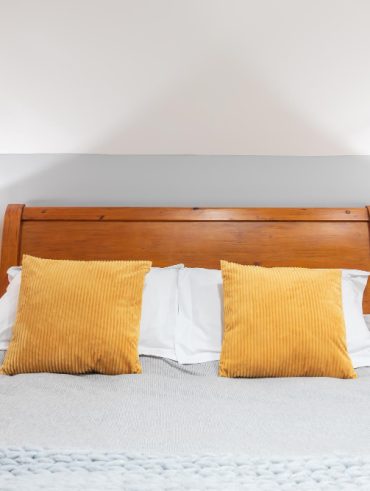 Tête de lit et chevet pour une chambre harmonieuse