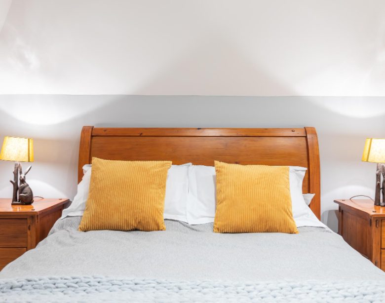 Tête de lit et chevet pour une chambre harmonieuse