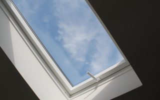 tout ce qu'il faut savoir pour bien choisir une Fenêtre de toit plat