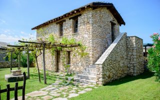 Maison provençale en pierre est une charme et authenticité au cœur de la région