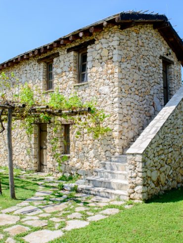 Maison provençale en pierre est une charme et authenticité au cœur de la région