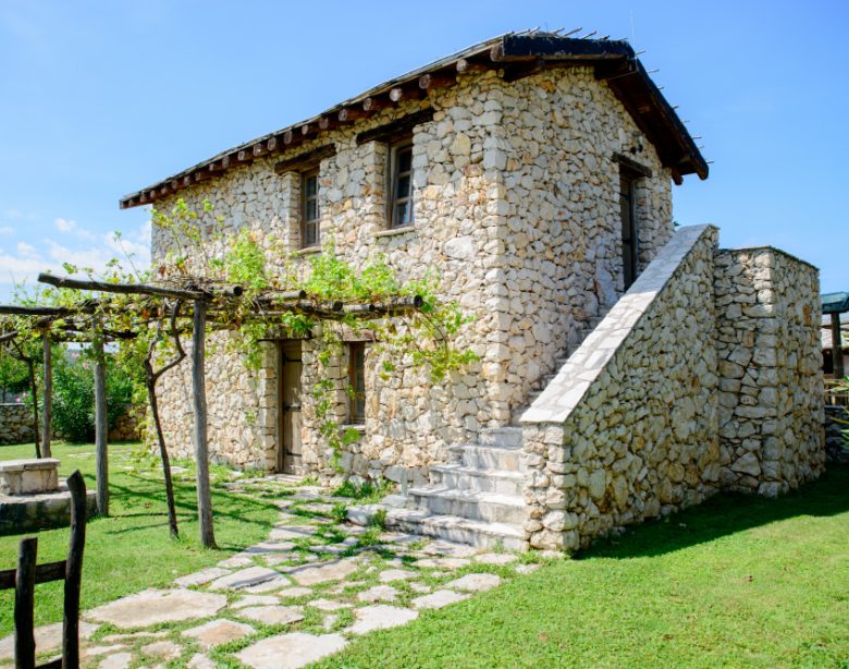 Maison provençale en pierre est une charme et authenticité au cœur de la région