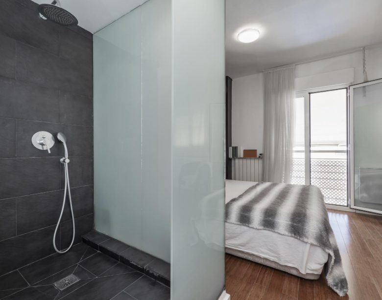 avantages, inconvénients et conseils d’aménagement de la Douche dans la chambre