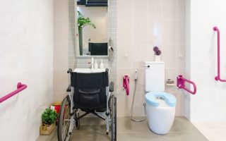 concevoir une salle de bain accessible et adaptée aux personnes en situation de handicap
