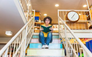 Astuces ingénieuses pour transformer l'espace sous escalier en une bibliothèque fonctionnelle