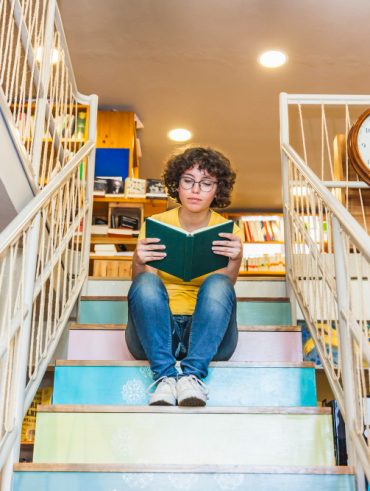 Astuces ingénieuses pour transformer l'espace sous escalier en une bibliothèque fonctionnelle