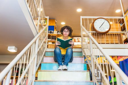 Astuces ingénieuses pour transformer l'espace sous escalier en une bibliothèque fonctionnelle