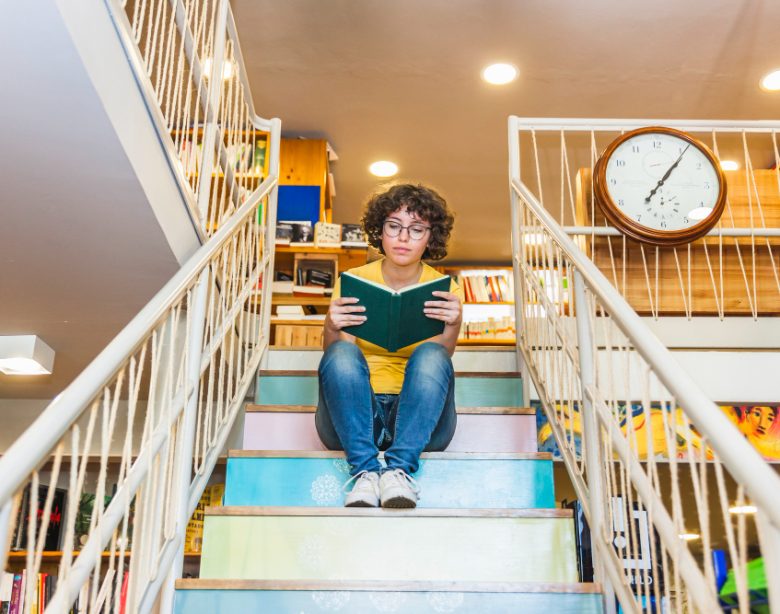Astuces ingénieuses pour transformer l'espace sous escalier en une bibliothèque fonctionnelle