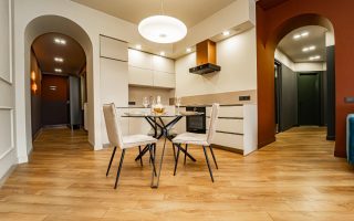 Parquet et cuisine c'est le revêtement idéal pour allier style et fonctionnalité