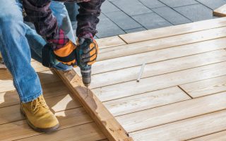 Poser une terrasse en bois sur parpaing