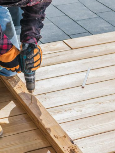 Poser une terrasse en bois sur parpaing