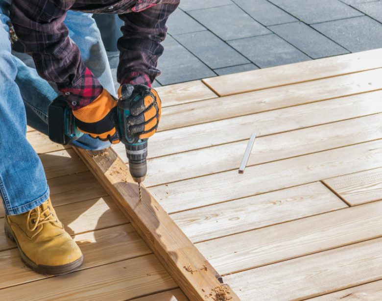 Poser une terrasse en bois sur parpaing