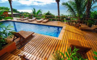 Terrasse avec piscine en bois pour un aménagement réussi