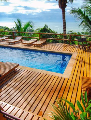 Terrasse avec piscine en bois pour un aménagement réussi