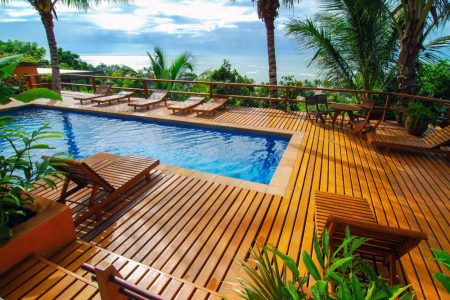 Terrasse avec piscine en bois pour un aménagement réussi
