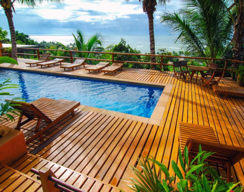Terrasse avec piscine en bois pour un aménagement réussi