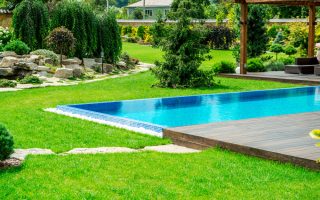 Créer un jardin unique grâce à une piscine élégante et parfaitement intégrée