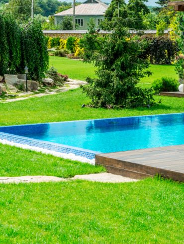 Créer un jardin unique grâce à une piscine élégante et parfaitement intégrée