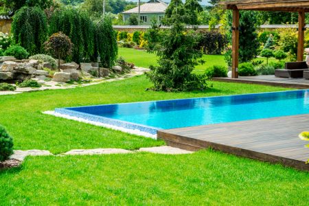 Créer un jardin unique grâce à une piscine élégante et parfaitement intégrée