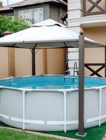Habillage piscine semi enterrée pour sublimer votre bassin