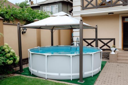 Habillage piscine semi enterrée pour sublimer votre bassin