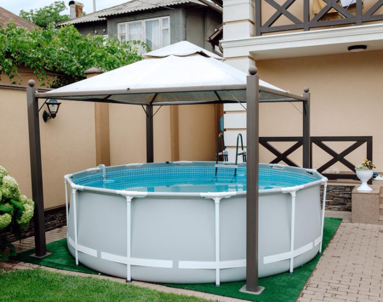 Habillage piscine semi enterrée pour sublimer votre bassin