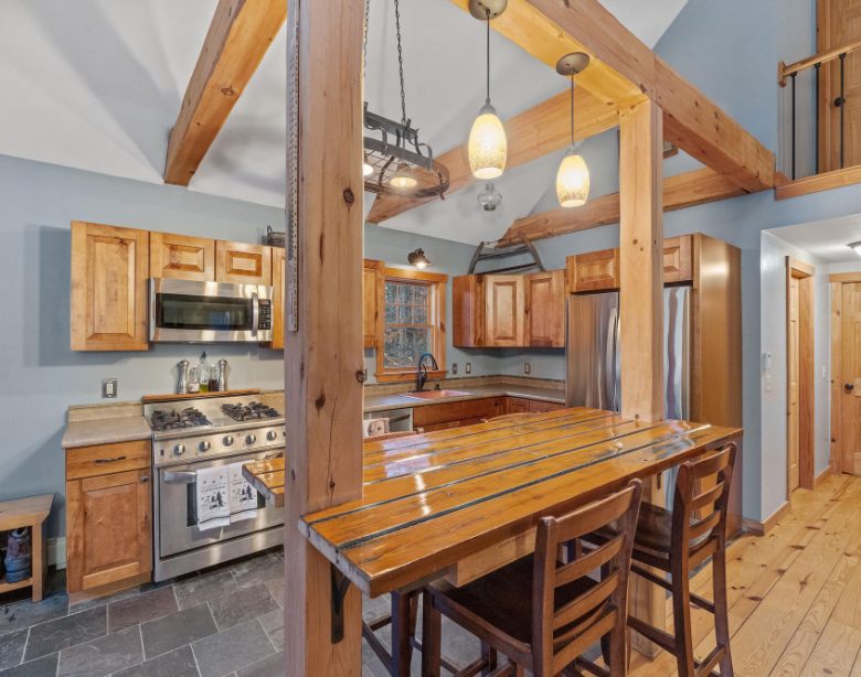 Rénover une cuisine en bois pour un résultat réussi