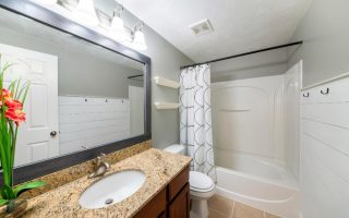 Astuces ingénieuses pour aménager une petite salle de bain et maximiser chaque centimètre