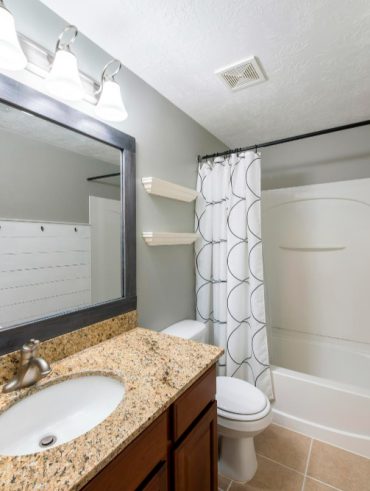 Astuces ingénieuses pour aménager une petite salle de bain et maximiser chaque centimètre