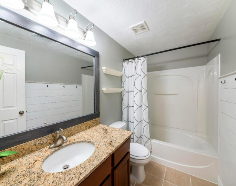 Astuces ingénieuses pour aménager une petite salle de bain et maximiser chaque centimètre