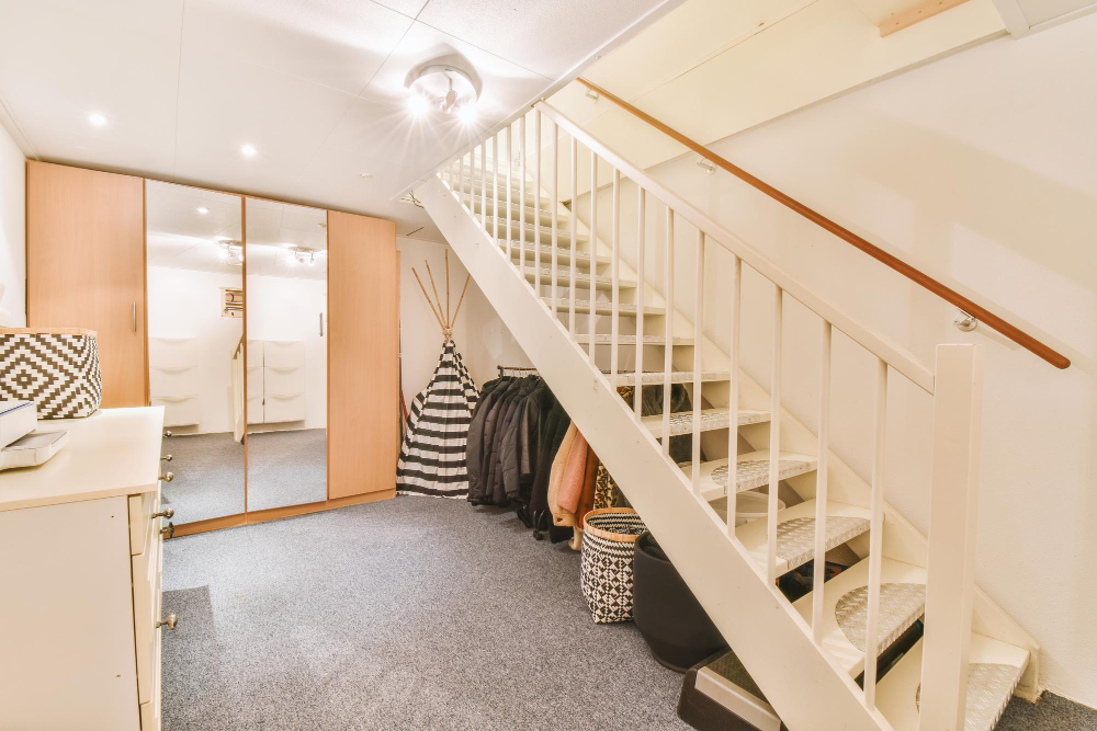 Optimiser un rangement sous escalier pratique