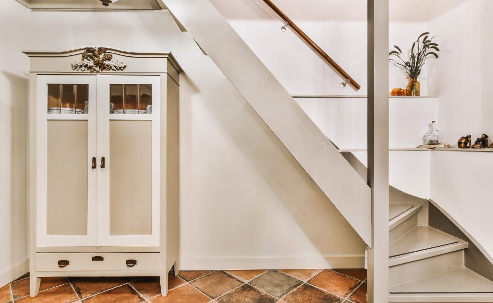 Optimiser votre espace avec un rangement sous escalier pratique