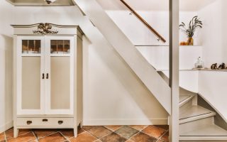 Optimiser votre espace avec un rangement sous escalier pratique