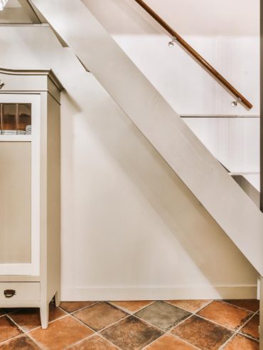 Optimiser votre espace avec un rangement sous escalier pratique
