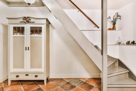 Optimiser votre espace avec un rangement sous escalier pratique