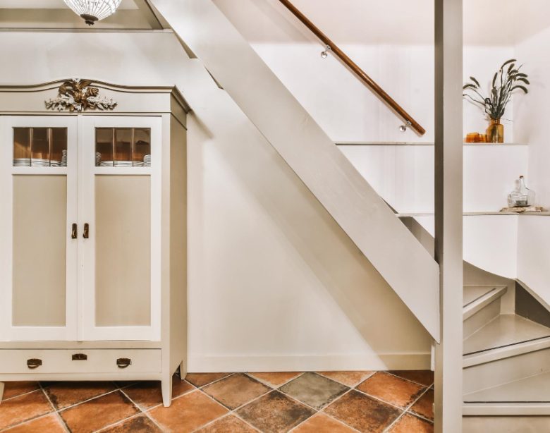 Optimiser votre espace avec un rangement sous escalier pratique