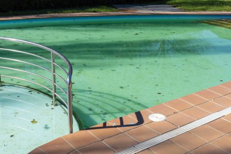 Remède de grand-mère pour traiter l'eau de piscine verte.jpg