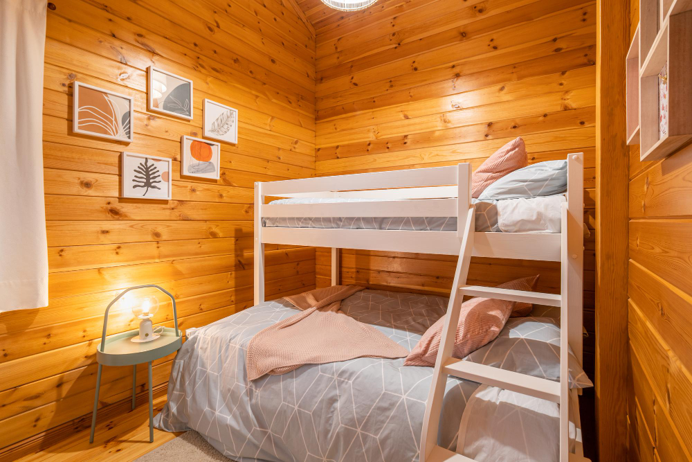 aménagement pour transformer un sous-sol en une chambre à la fois cosy et pratique