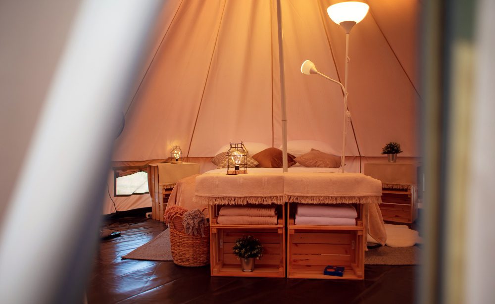 guide d'aménagement pour transformer un sous-sol en une chambre à la fois cosy et pratique