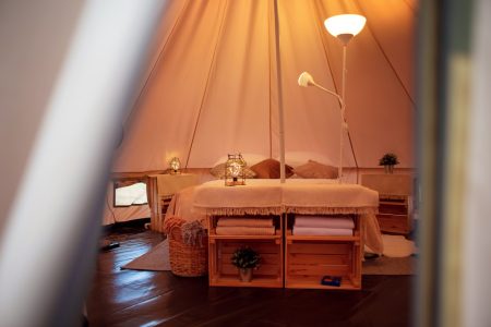 guide d'aménagement pour transformer un sous-sol en une chambre à la fois cosy et pratique