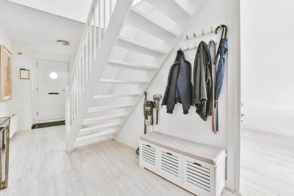 un rangement sous escalier pratique
