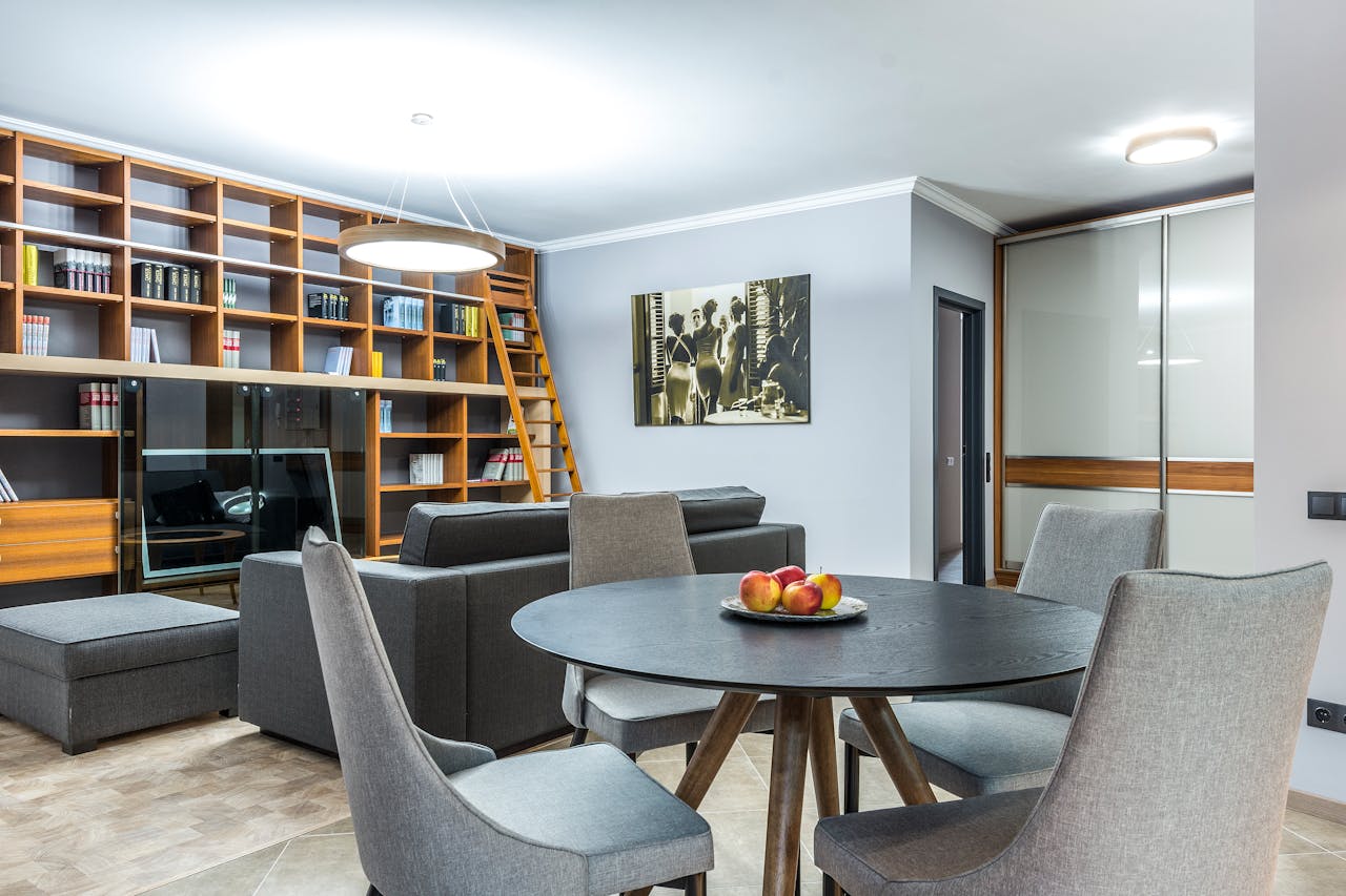Couleur taupe dans un salon pour une décoration chaleureuse et moderne