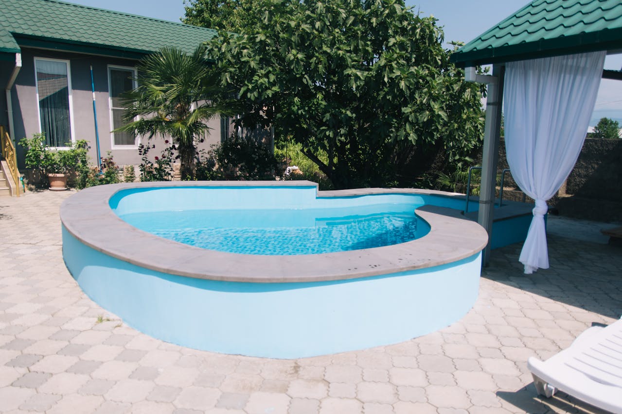 choisir la piscine idéale pour un jardin de petite taille