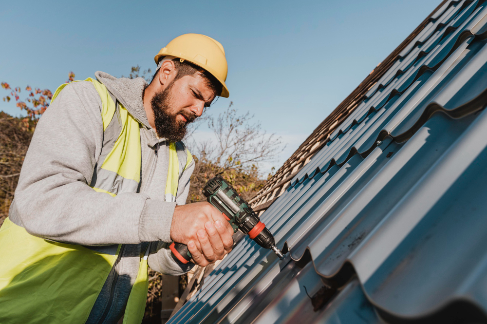 Fixer une toiture en tôle ondulée